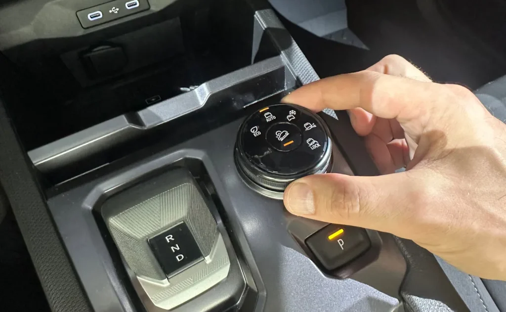 Dacia Striker Hybrid i LPG. Sprawdzamy wyposażenie, osiągi oraz termin premiery. Сena w Polsce
