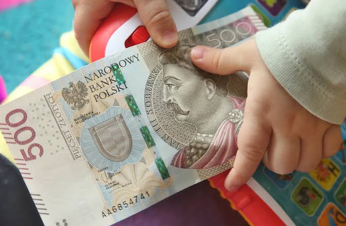 Becikowe 2026: ile wynosi, komu przysługuje