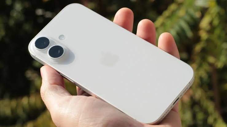 iPhone 17 czy iPhone 17e – który model bardziej opłaca się kupić w 2026 roku? Najważniejsze różnice w cenie, aparacie i ekranie