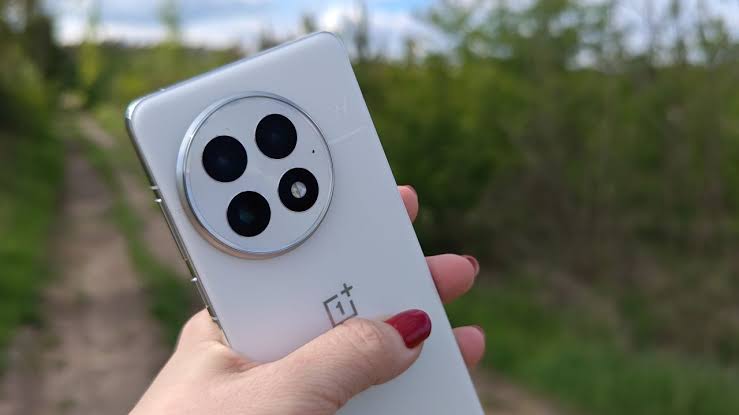 Dlaczego producent smartfonów OnePlus wycofuje się z rynków USA i Europy: przyczyny i skutki