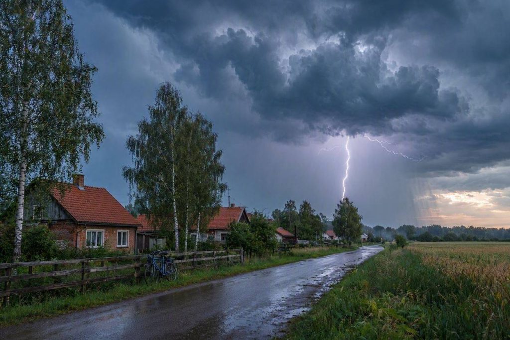 Burze nad Polską 17 sierpnia. RCB wysłało pilne ostrzeżenie