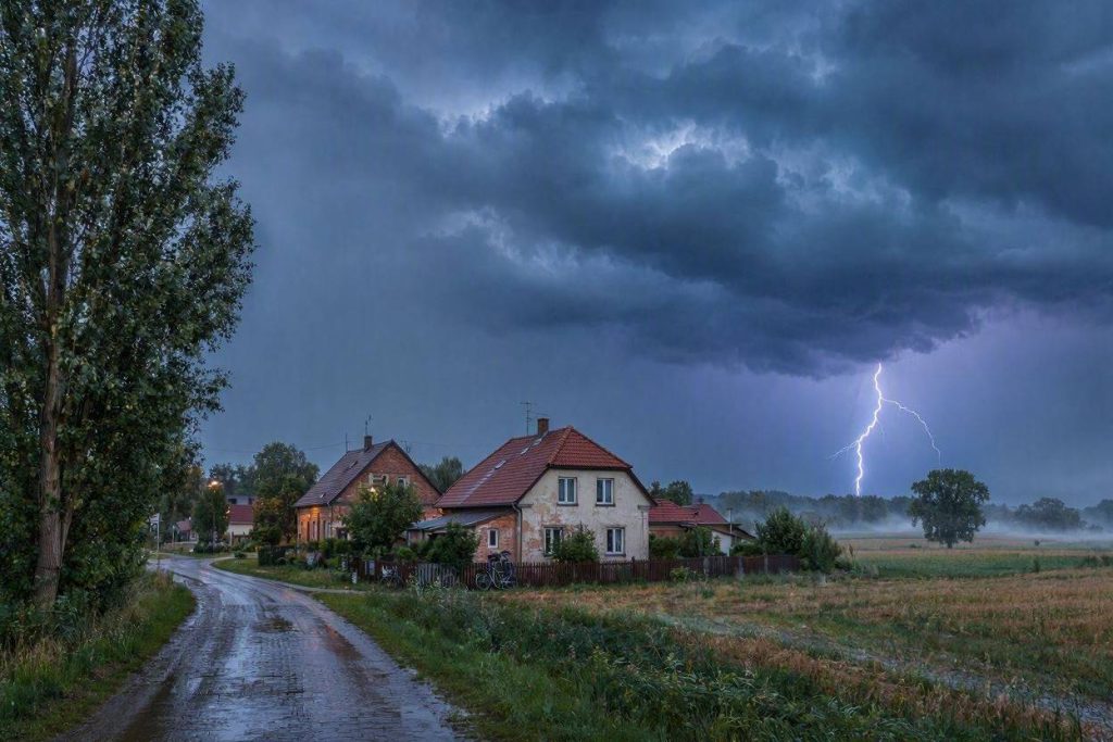 Burze nad Polską 17 sierpnia. RCB wysłało pilne ostrzeżenie