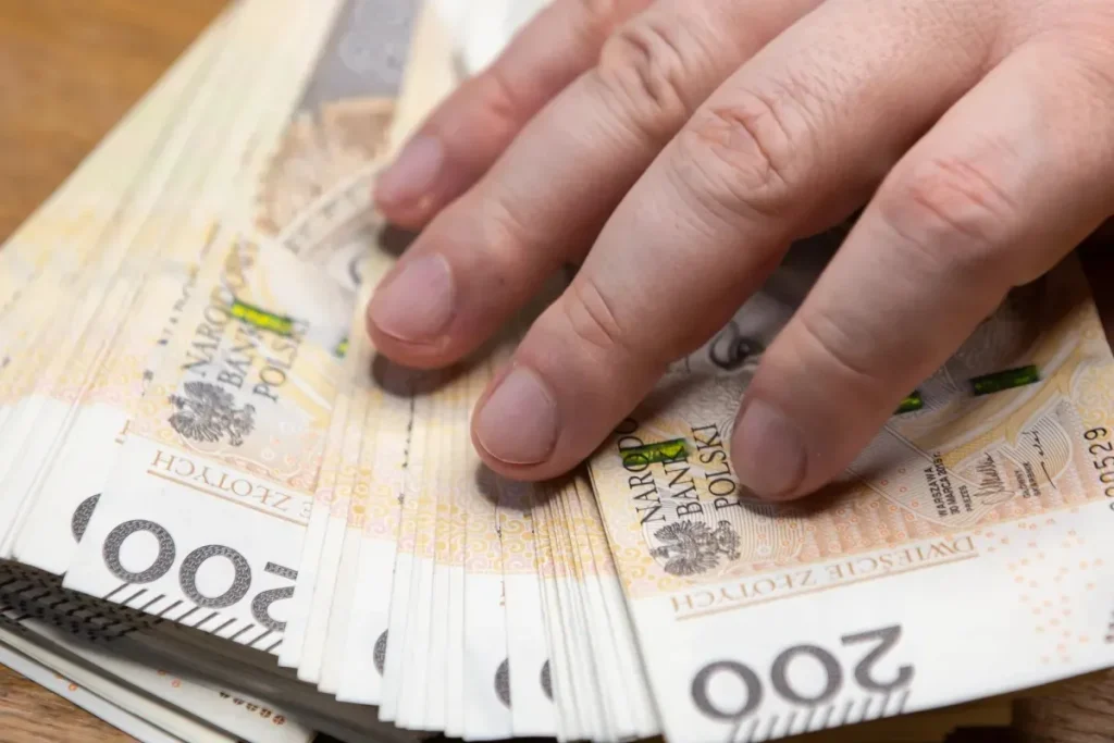 2403 zł miesięcznie dla każdego zamiast 800 plus? Sejm zakończył sprawę