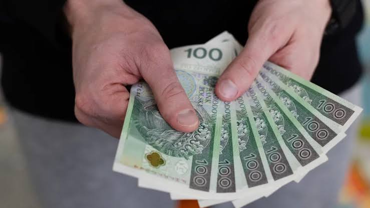 2403 zł miesięcznie dla każdego zamiast 800 plus? Sejm zakończył sprawę