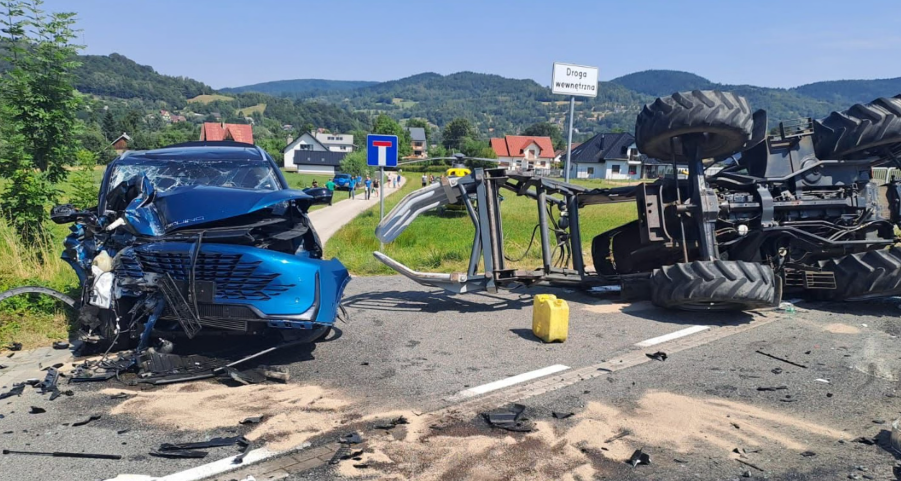 Wypadek na DK28 w Podłopieniu. Nie żyje 18-letni traktorzysta Wypadek na DK28 w Podłopieniu. Nie żyje 18-letni traktorzysta
