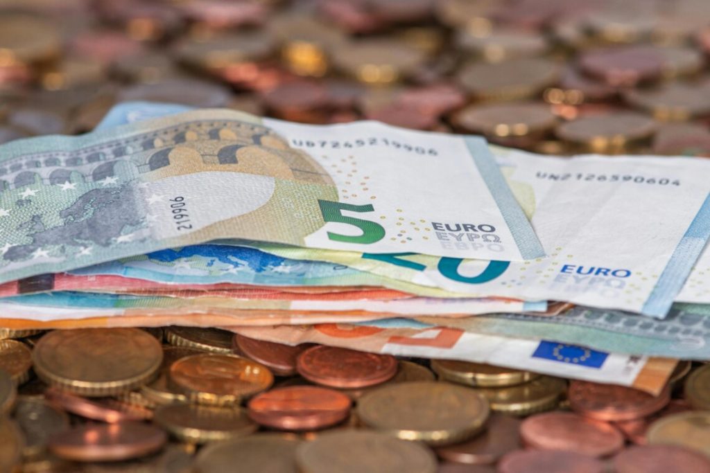 Nowe banknoty euro coraz bliżej. Co stanie się ze starymi pieniędzmi