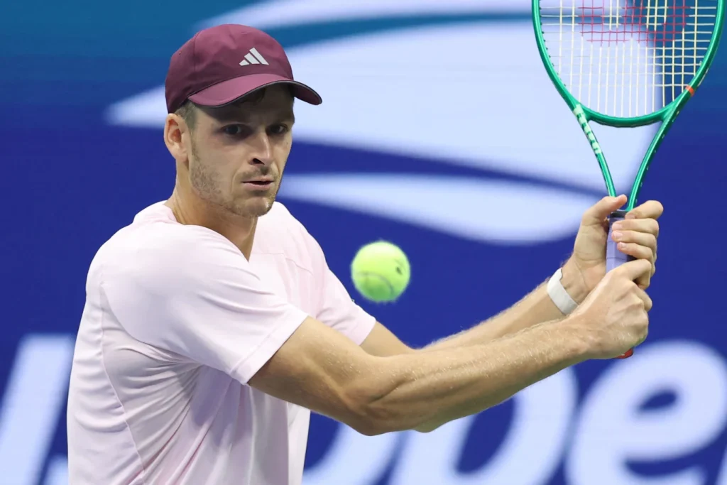 Hubert Hurkacz skreczował w półfinale. De Minaur awansował do finału
