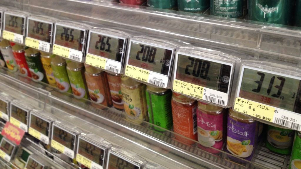 Biedronka zmienia cenówki po zarzutach UOKiK: jak czytać promocje 1+1 gratis i ile naprawdę płacisz Etykiety cenowe na sklepowej półce z produktami spożywczymi