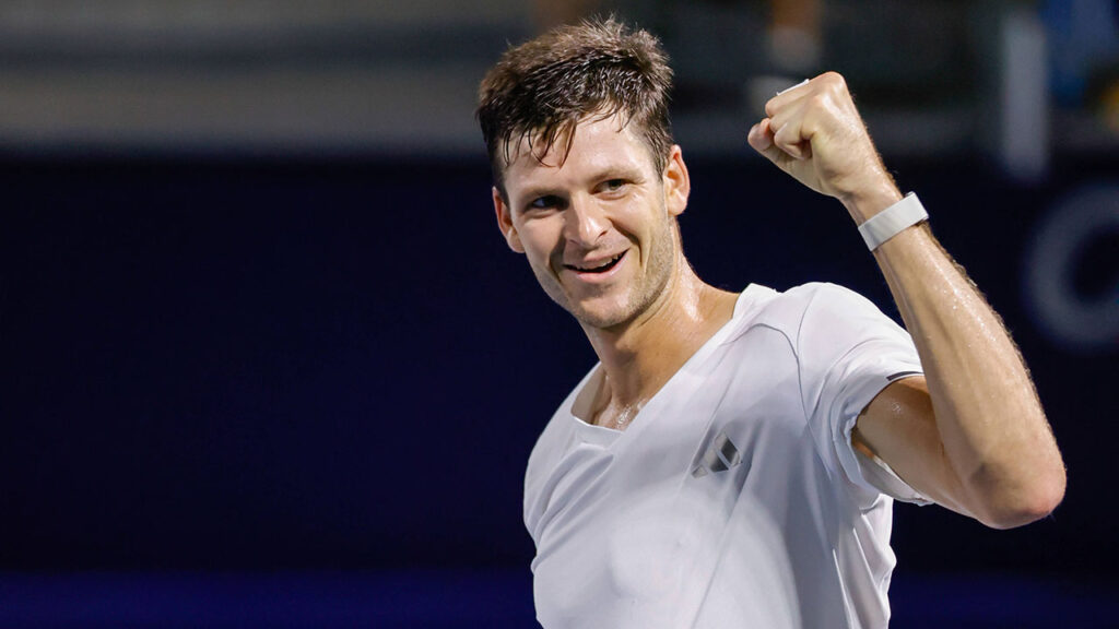 Hubert Hurkacz skreczował w półfinale. De Minaur awansował do finału
