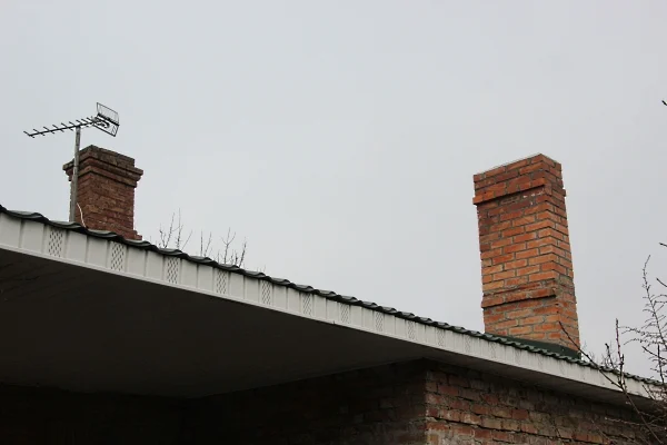 Kontrole kominiarskie przed zimą. Ile kosztuje przegląd i jaka kara grozi za jego brak?
