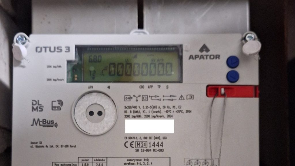 Ceny prądu i gazu w 2027: spółki złożyły wnioski taryfowe w URE. O ile może wzrosnąć rachunek za prąd Elektroniczny licznik energii elektrycznej w mieszkaniu
