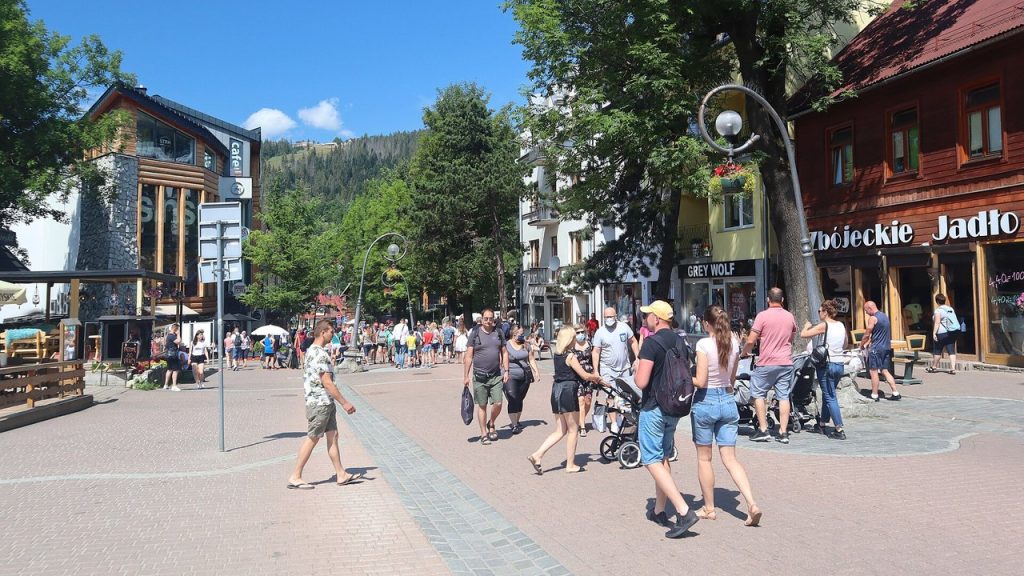 PCC od rzeczy używanych dopiero od 3000 zł, opłata miejscowa do 5 zł za noc. Co zmienia się od 2027 roku Turyści na ulicy Krupówki w Zakopanem