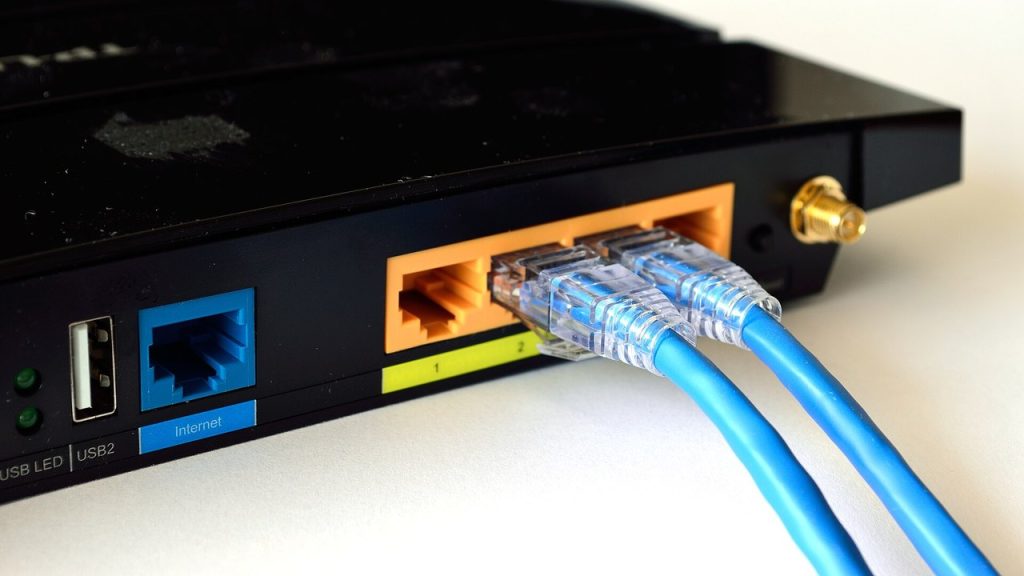 Domowy router z podłączonymi kablami sieciowymi