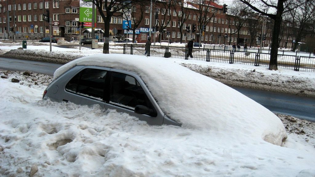 Samochód osobowy przysypany śniegiem na ulicy w Gdańsku