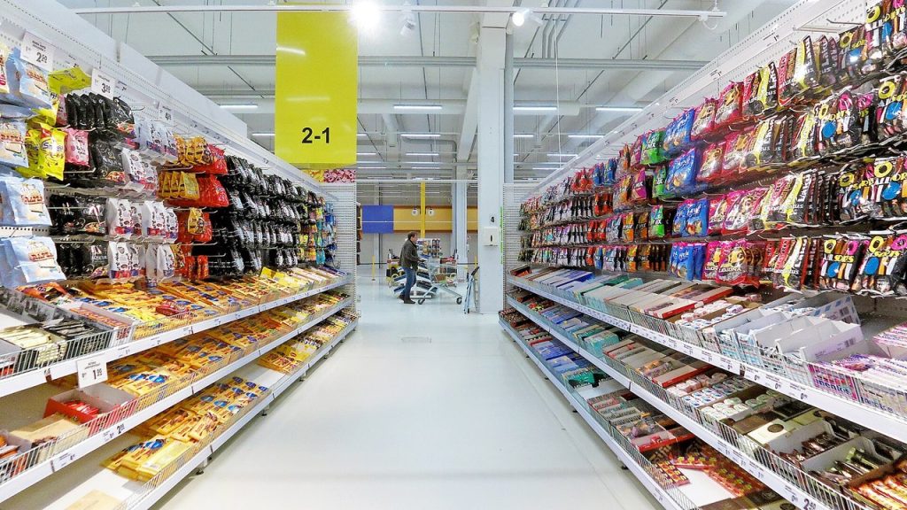 Słodycze drożeją najszybciej: co podrożało w sklepach we wrześniu 2026 i co jest tańsze niż rok temu Alejka ze słodyczami w supermarkecie, półki z cukierkami i czekoladami