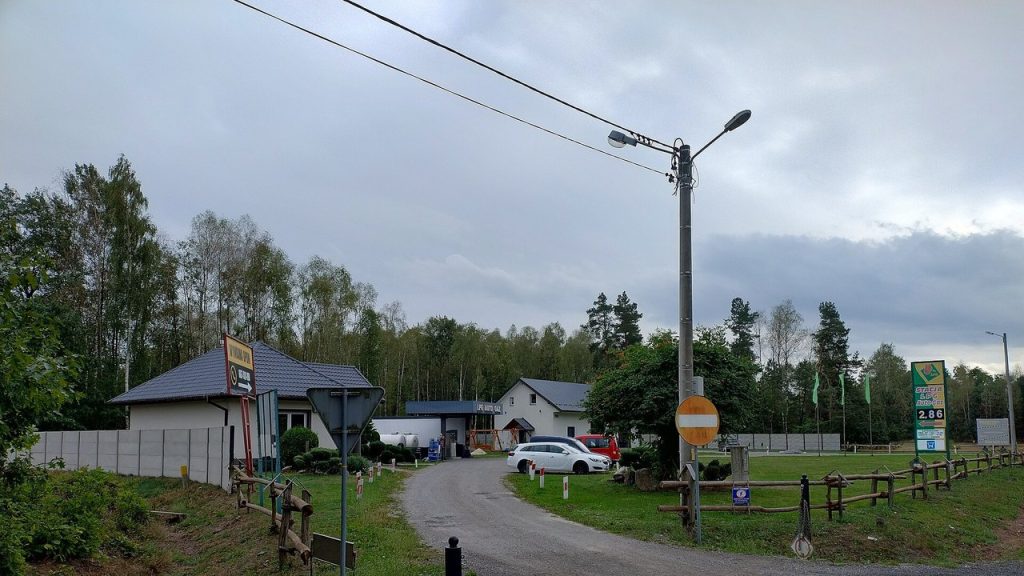 Stacja z dystrybutorem autogazu LPG przy drodze w Bukowcu (powiat kolbuszowski)