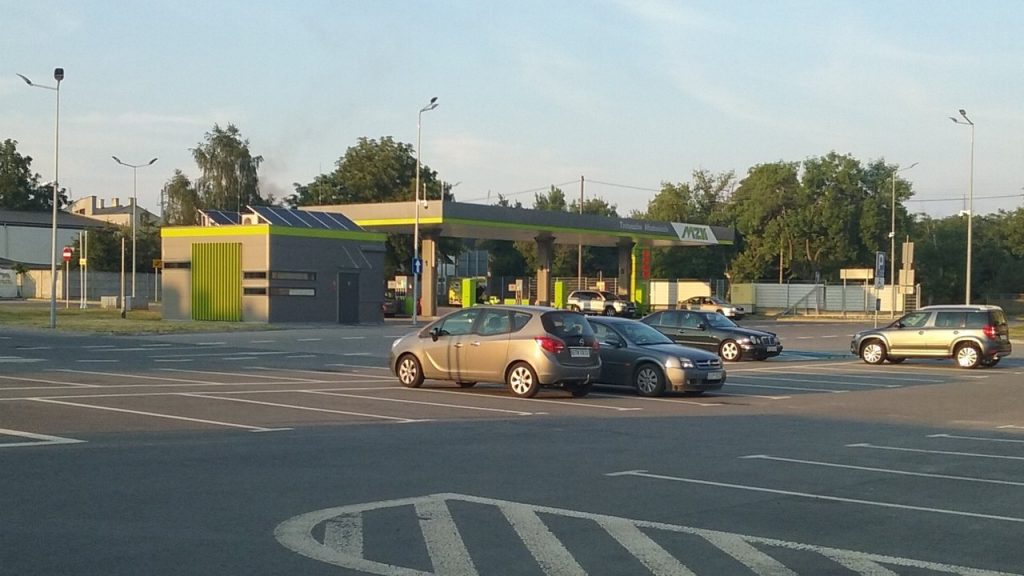 Ceny paliw 13 października 2026: benzyna 95 znów powyżej 7 zł, diesel tańszy. Ile kosztuje 100 km? Samochody przy stacji paliw w Tomaszowie Mazowieckim