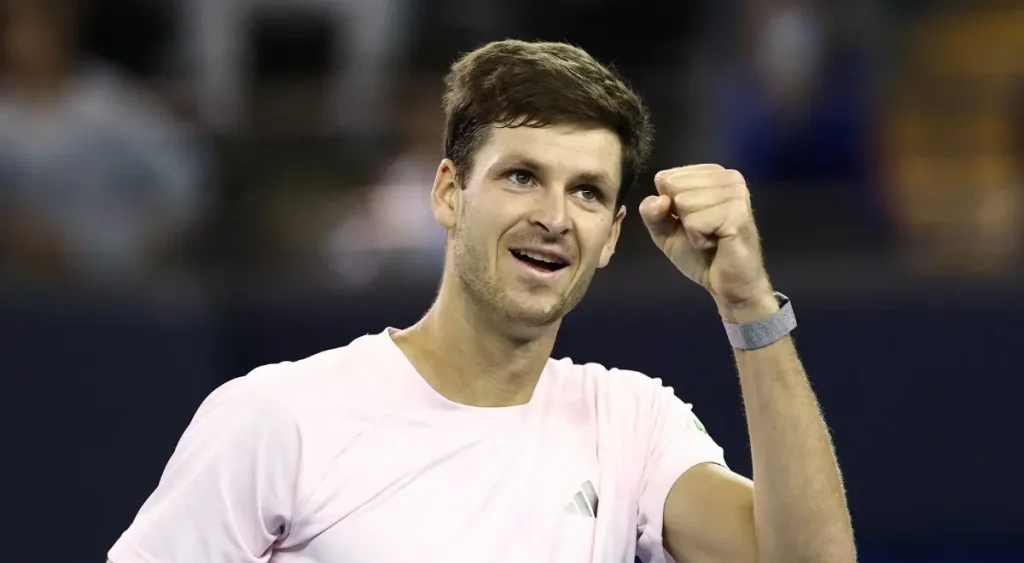 Hubert Hurkacz skreczował w półfinale. De Minaur awansował do finału