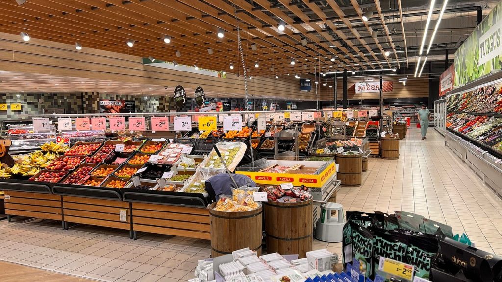 Dział z owocami i warzywami w supermarkecie