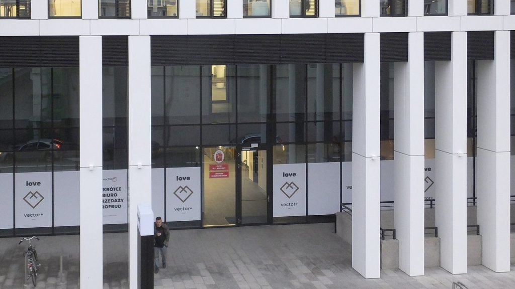 Wejście do Centrum Obsługi Podatnika w Warszawie, gdzie składa się m.in. wnioski o zwrot opłaty skarbowej